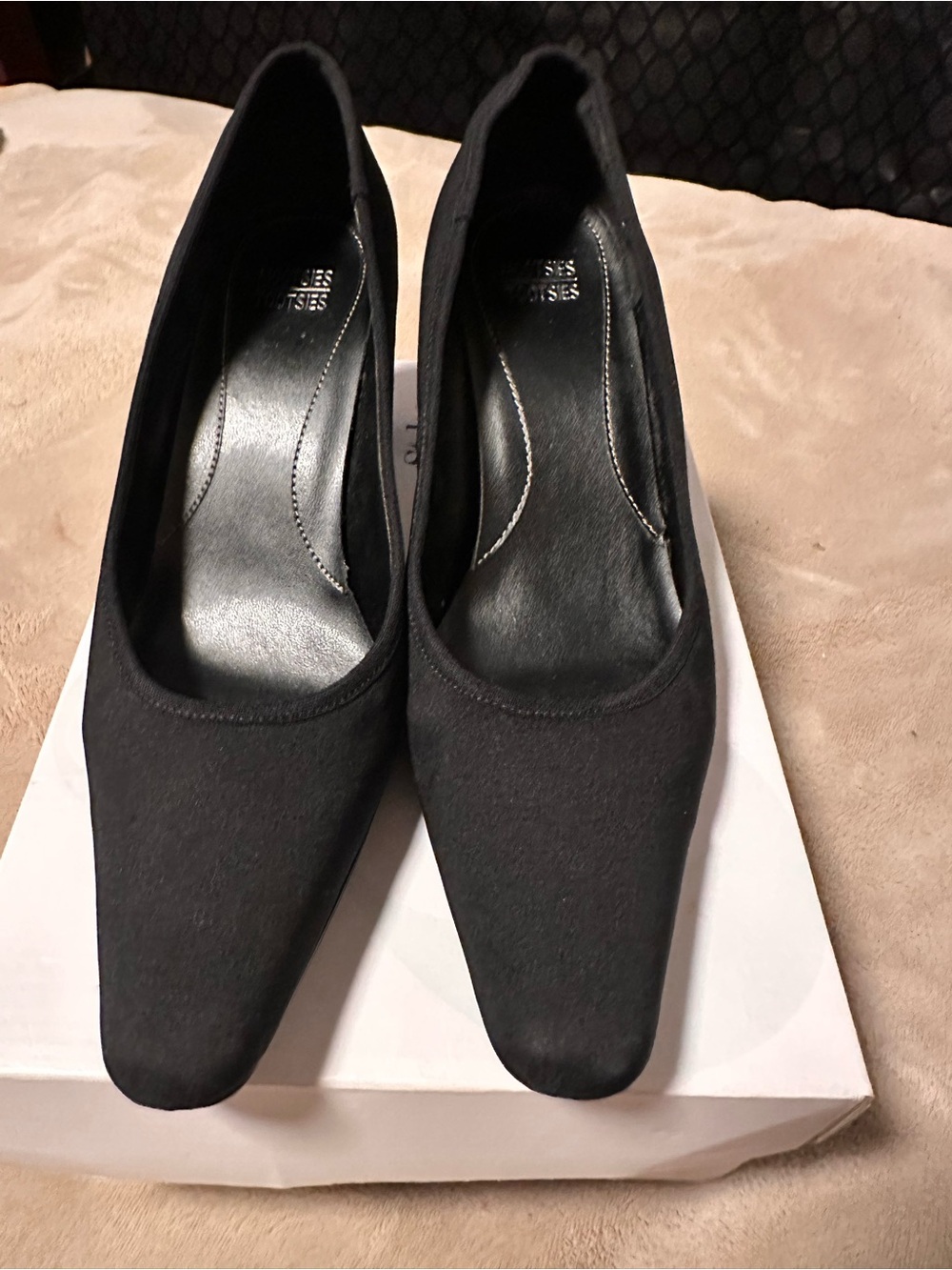 Mootsies Tootsies Black Pointed Toe Pumps